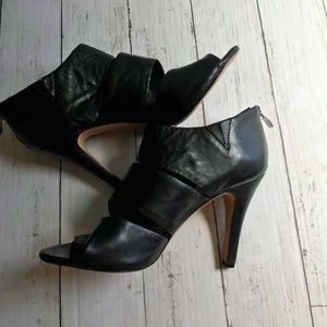 VINCE CAMUTO BLACK LEATHER HIGH HEELS TOE FREE 10